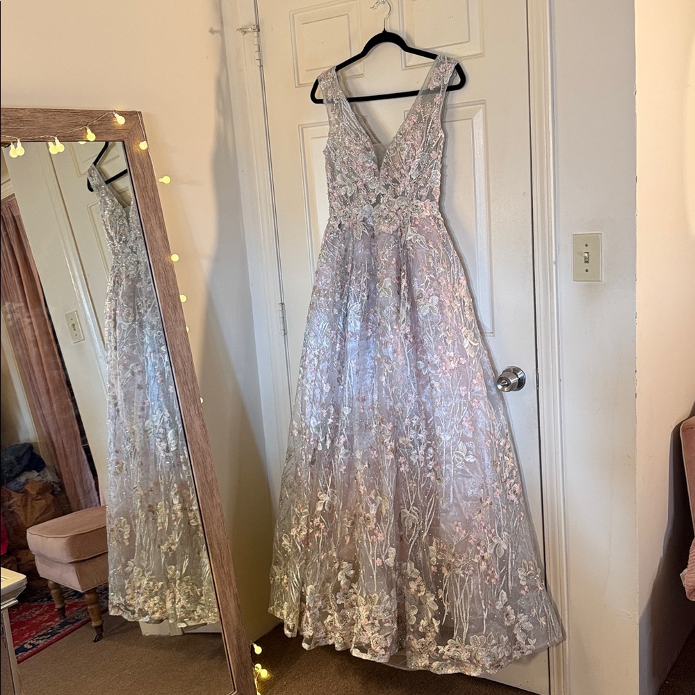 MAC DUGGAL
Silver Floral Embroidered Illusion V-Neck Gown - Picture 4 of 12